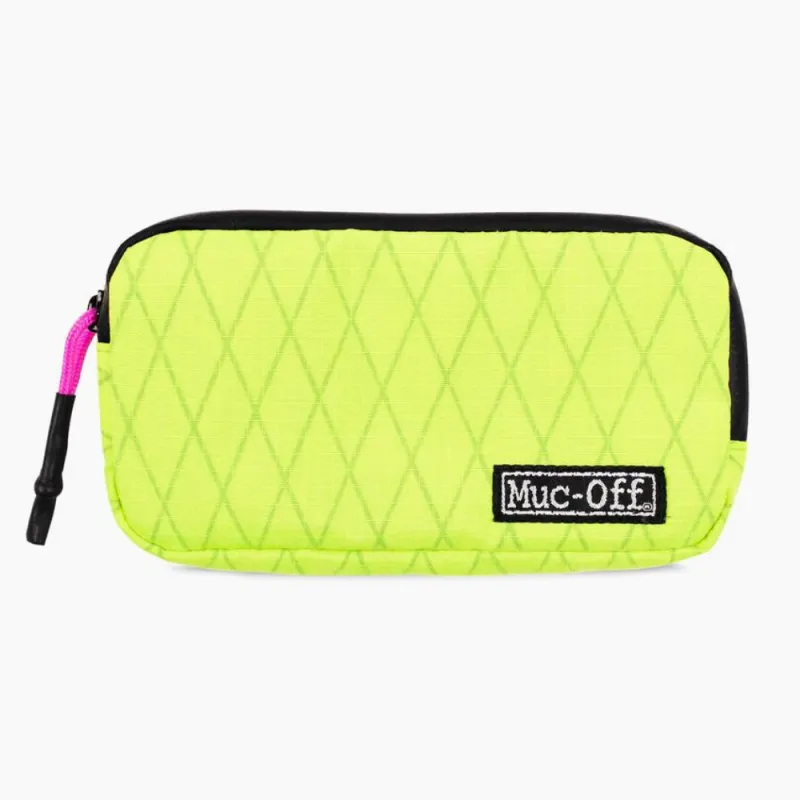 Husa pentru accesorii Muc-Off Essentials Case, Galben fluo Mai ieftin
