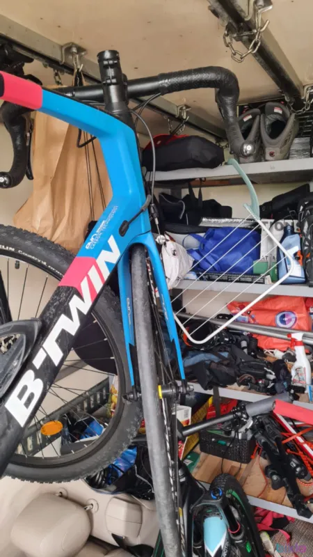 Plată sigură B’TWIN ULTRA CF – Carbon | Shimano 105 | 7.5 kg | Mavic Aksium