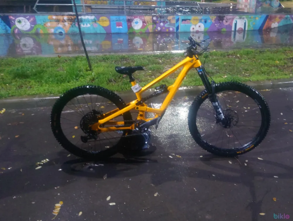 Yt capra core 3 full carbon full fox Disponibil imediat